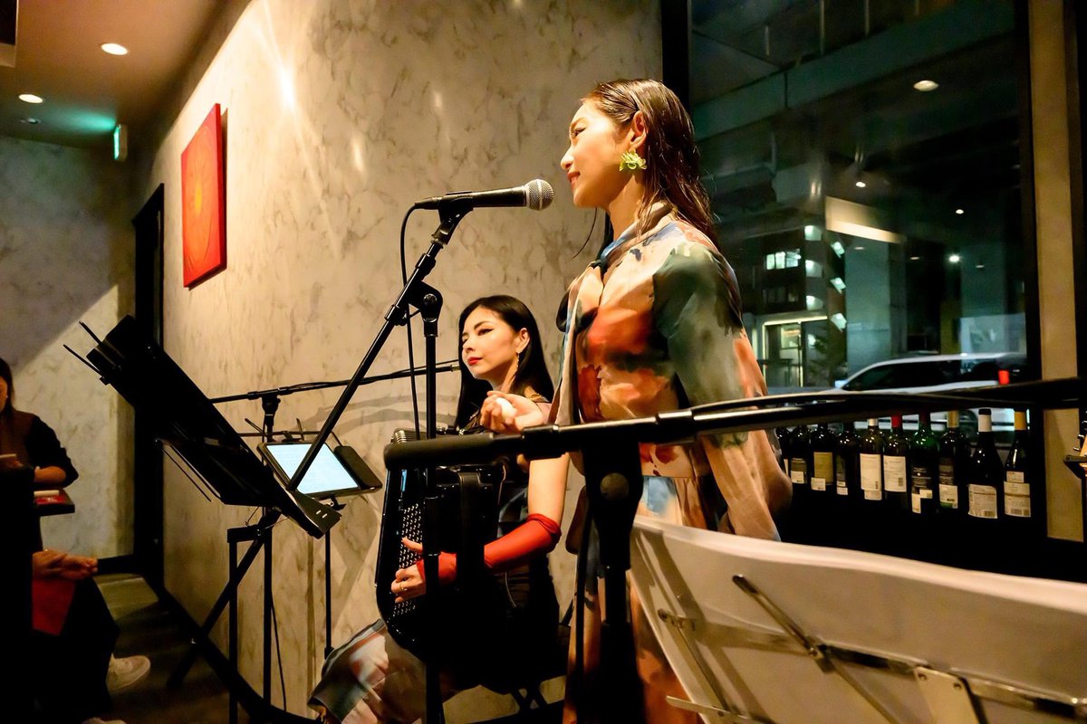 Meme4444t's tweet photo. ★10/19(土)@六本木 TRATTORIA ROSSO
【KLEAS×天野純一　昭和歌謡Concert 
in 六本木 TRATTORIA ROSSO】
Thank you all❤️🇮🇹

素敵なお写真ありがとうございます✨
📸Eishi Nagai

@kleas_mamimeme 
@mamigoto_ 
@meme44acc_pf 
#kleas #クレアス
#soprano #ソプラノ #violin #後藤真美
#accordion #piano #土屋恵
#アコーディオン　#ピアノ
#music #musician #artist #肉好き
#japan