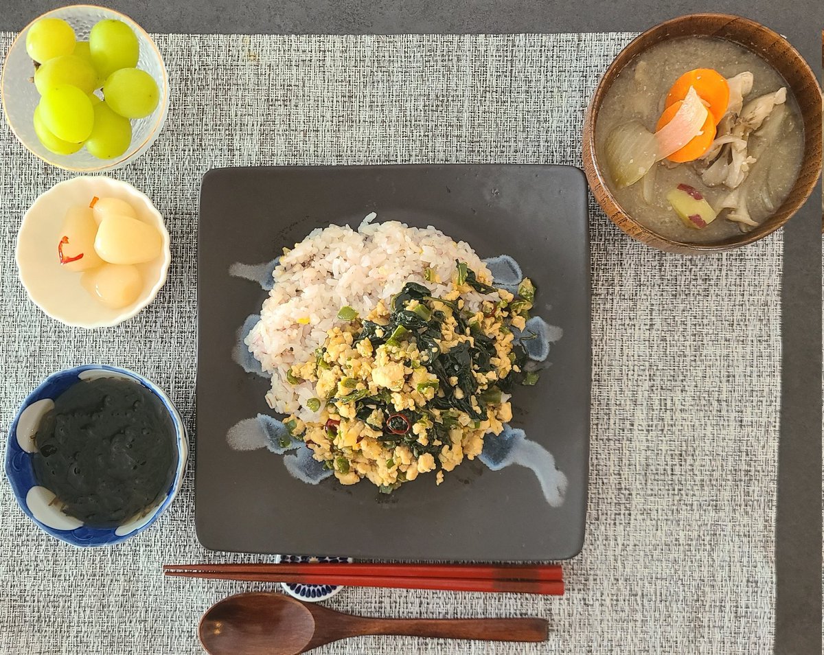 ____nao70____'s tweet image. ・ガパオ
・サラダチキンの汁で作った味噌汁
・もずく酢
・らっきょう
・シャインマスカット
#ランチ #lunch #todaysmenu #お昼ごはん #料理 #料理記録 #料理写真