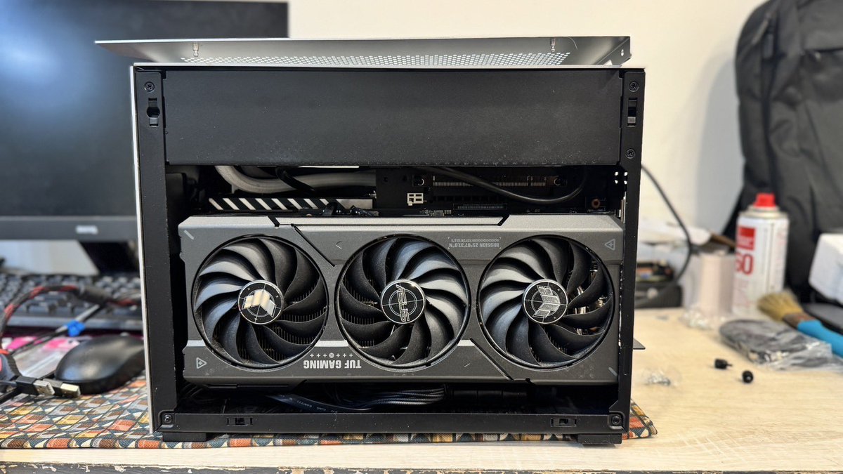 eason11210's tweet photo. 《抽獎》《降價》

來上一台9.9成新的信仰主機
使用一年  砍兩萬元賣
Itx 規格  超小空間也能放

上規格！
i9-13900KS
ROG Strix LC II 240白龍
ROG Z790-i Gaming Wifi
美光D5-5200 32G
Kingston RENEGADE 1TB + 2TB
TUF Gaming RTX4070
ROG SFX-L 850W鈦金
聯力A4-H
清一色ASUS   
原價87000   直接砍兩萬 67000元！
再砍⋯   64000元

抽一個1TB M2SSD
留言  愛心  轉發   
祝你中獎！！！