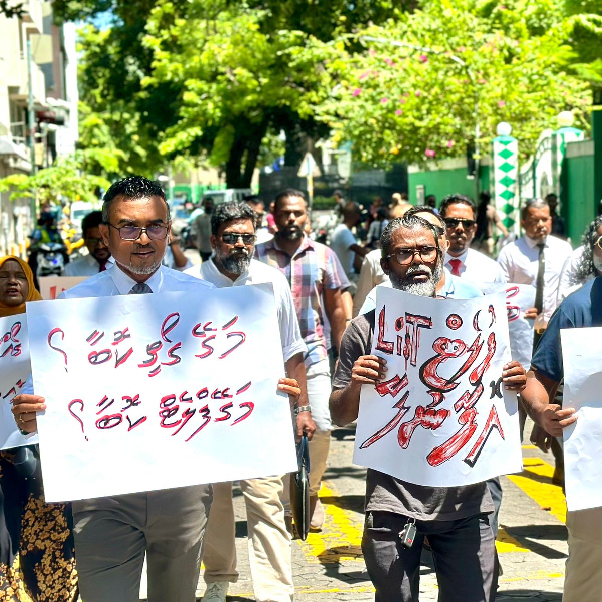 އެމްޑީޕީގެ ސަރުކާރުން ރައްޔިތުންނަށް ދިން ފްލެޓާއި ގޯތި ހަވާލުކުރުމަށް ގޮވާލައި ކުރަމުންދާ މުޒާހަރާ. ބިންވެރިޔާ ސްކީމުގެ ގޯތިތަކާއި ގެދޮރުވެރިޔާ ސްކީމުން ދޭން ނިންމި ފްލެޓުތައް މި ސަރުކާރުން އަދިވެސް ހަވާލު ނުކުރޭ.