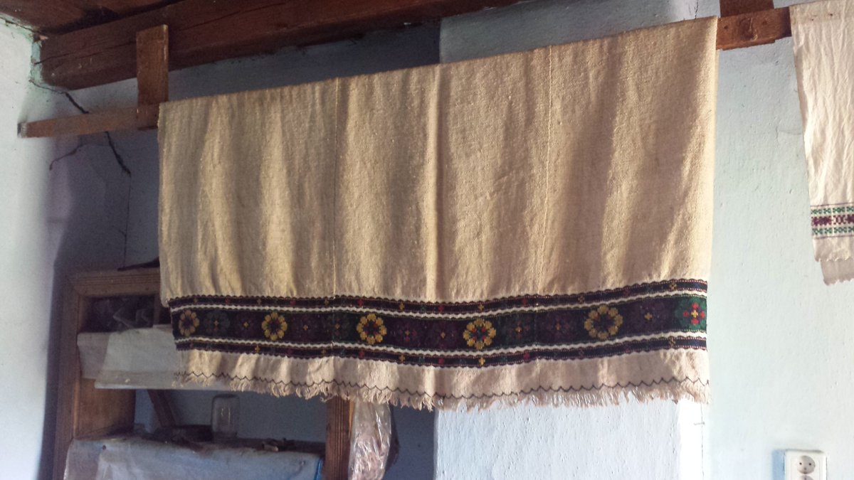 MuzeuZ's tweet photo. In #Almașu, the bed with the dowry was made at both the bride's and groom's homes. The bride's bed had 12 pillows, stacked in layers to show off the wealth. The groom's had 6. After the wedding, the bed was paraded through the village for all to see, then it was stored away. https://t.co/YoEQpiyOBu