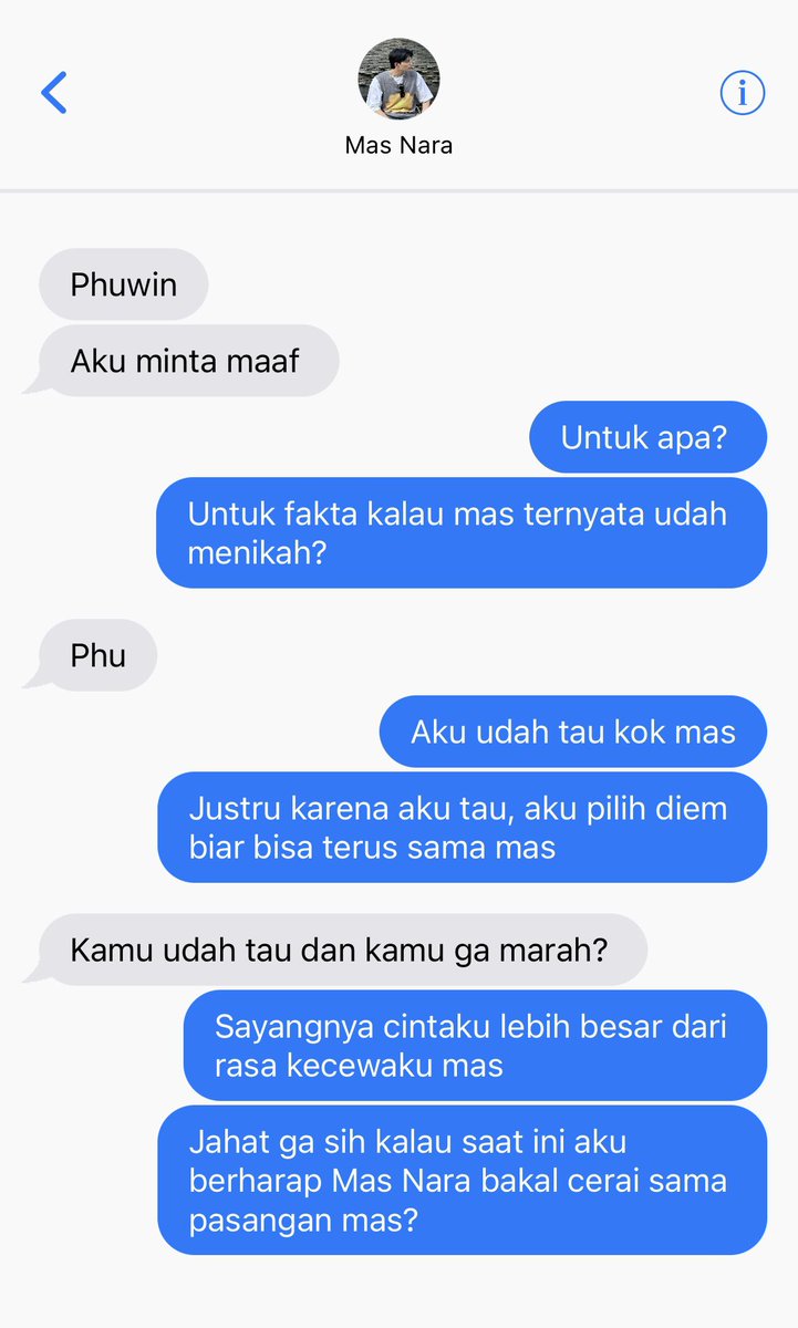 yrsvtrs's tweet photo. PondPhuwin Au

“Melodyatas Awan”

Kisah cinta terlarang yang berawal dari pertemuan aktor tampan bernama Naravit dengan Phuwin MUA berparas cantik. Terlibat dalam kisah cinta yang rumit membuat keduanya terjebak dalam pilihan yang sulit 

#PondPhuwin https://t.co/hjLQzGpy5m