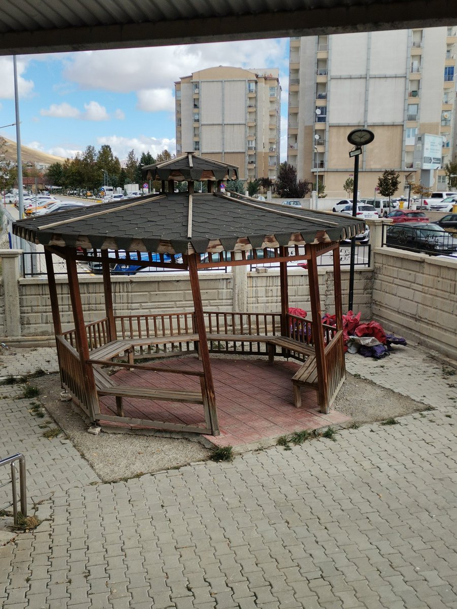 Görseldekiler güzide memleketimin bir sağlık ocağı. Çardağı görüyorsunuz. Değiştirmek için birilerinin zarar görmesini bekliyorsunuz galiba.
<a href="/saglikbakanligi/">T.C. Sağlık Bakanlığı</a> <a href="/vanilsaglik/">Van İl Sağlık Müdürlüğü</a>