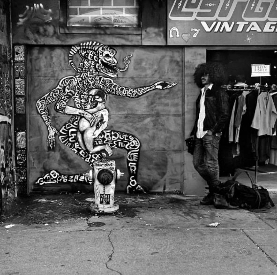 b_wpics1204's tweet photo. The Iconic
Toronto
Queen St. West

Rolleiflex MX-EVS 
ILford HP5 Film

Fuji X-Pro1
Fujinon 18mm f2

©️ stephen uhraney photo

#photography #photographer #streetphotography #dailylife #toronto #blackandwhite  #stories #dailylife #blogger #queenstreetwest @ILFORDPhoto https://t.co/LT4Nq43itZ