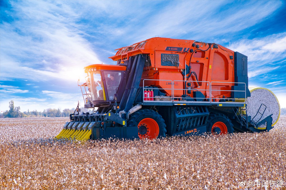 PDChina's tweet photo. Cotton harvesting in northwest China has been made easy thanks to domestically developed cotton harvesters. The new models, boasting the world's smartest, can harvest 33.35 hectares of #cotton per day—equivalent to the manual labor of 2,000 farmers. #ChinaAgriculture https://t.co/eJhuUpNGzk