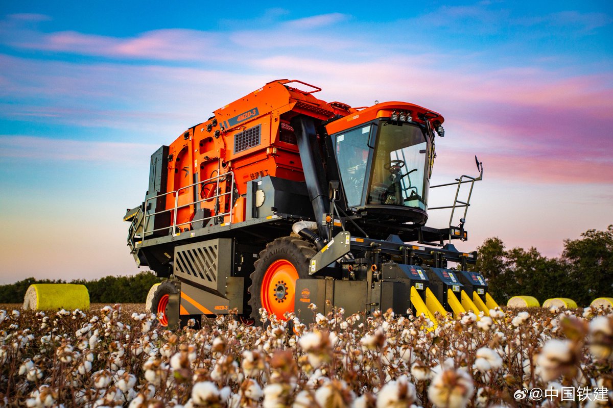 PDChina's tweet photo. Cotton harvesting in northwest China has been made easy thanks to domestically developed cotton harvesters. The new models, boasting the world's smartest, can harvest 33.35 hectares of #cotton per day—equivalent to the manual labor of 2,000 farmers. #ChinaAgriculture https://t.co/eJhuUpNGzk