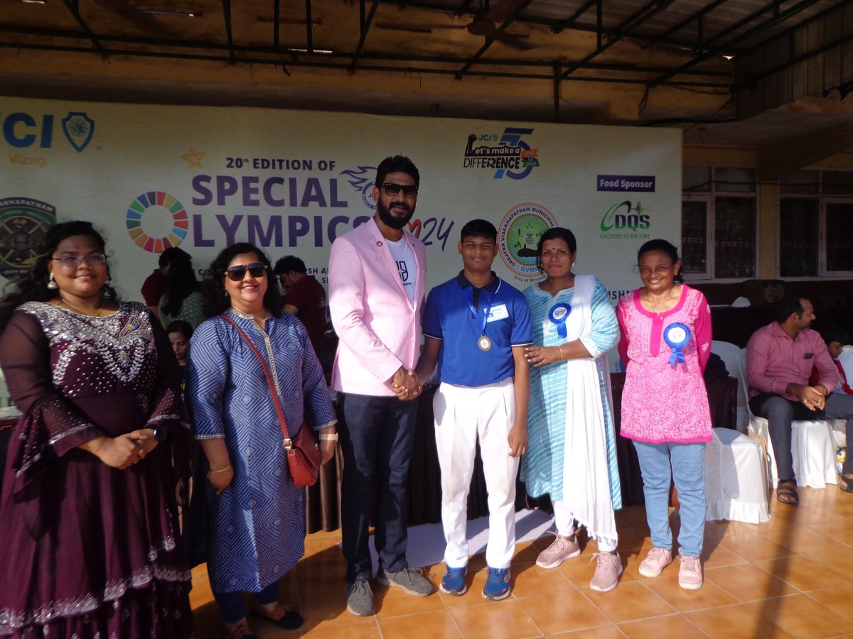 IN_HQENC's tweet photo. #LargeNavyMindset #Sportsmanspirit
🌟 A proud moment for Sankalp!
Congratulations to Master Umesh S. Jadhav for winning the Gold Medal in Shot-put in Special Olympics 2024 organised by JCI, #Vizag for special needs children!
We celebrate your hard work and dedication. #SpecialNeeds