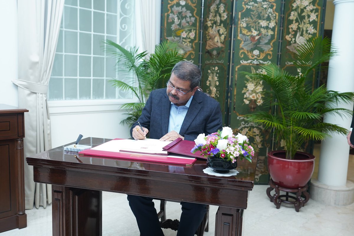 Called-on PM of Singapore, HE Mr. <a href="/LawrenceWongST/">Lawrence Wong</a>. 

Had meaningful conversations on elevating and expanding our bilateral cooperation in school education, vocational education and research. 

‘Talent, Resource &amp; Market’— are the three broad pillars of our vibrant partnership.