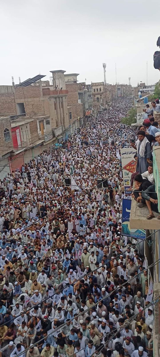 aima_kh's tweet photo. An ocean of people!
The brave people of Bannu.
One and united for peace.

#BannuRejectsMilitancy https://t.co/Wba7e061R6