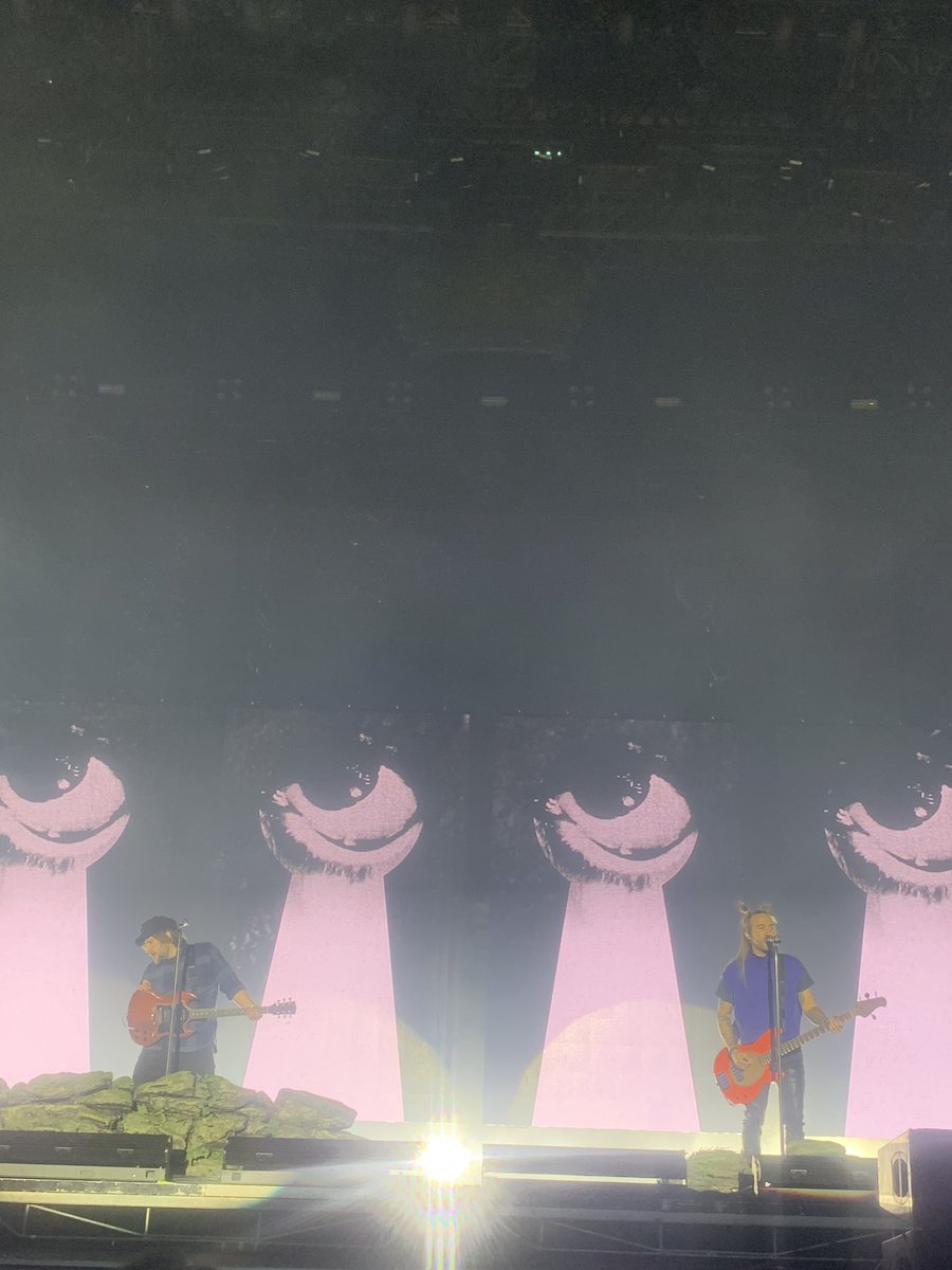 breaksoverin45's tweet image. Now how am i supposed to go back to normal after tonight. Fall Out Boy forever