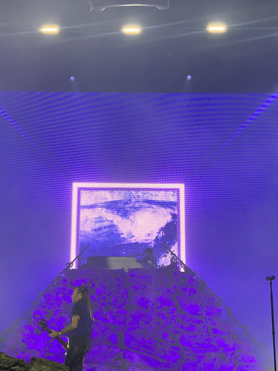 breaksoverin45's tweet image. Now how am i supposed to go back to normal after tonight. Fall Out Boy forever