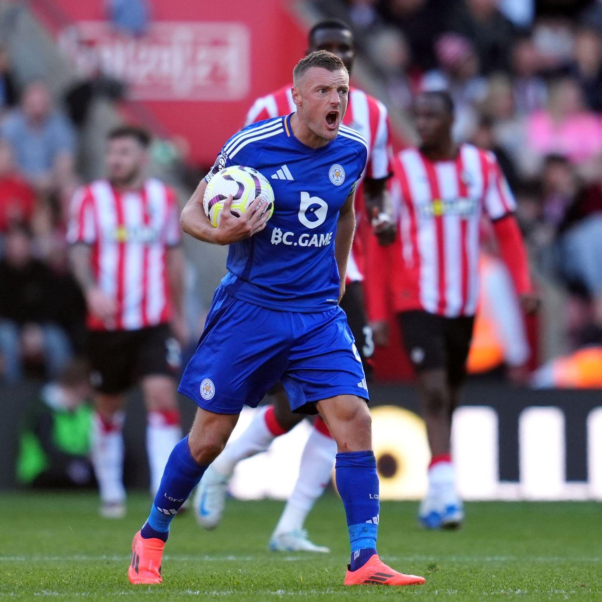 🚨 Jamie Vardy is considering his future at Leicester City. He is weighing up whether to retire at the end of the season or take one last pay-day from the Saudi Pro League.

(Source: Fichajes)