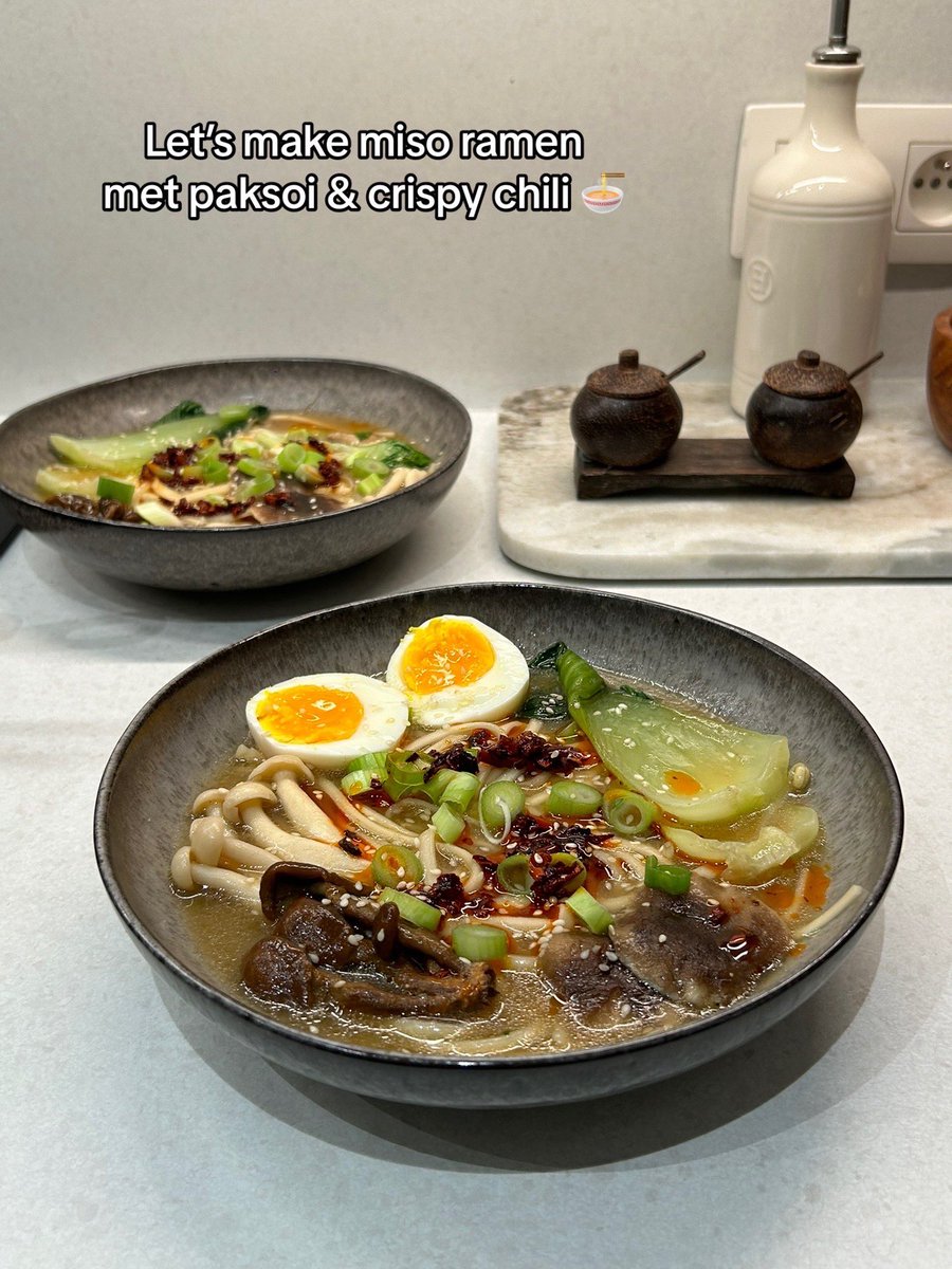 answle's tweet photo. Let’s make miso ramen met paksoi &amp; crispy chili oil 

Volledige recept op insta: anaismeal 🍜🌶️ https://t.co/Bqz8Mp26Fm