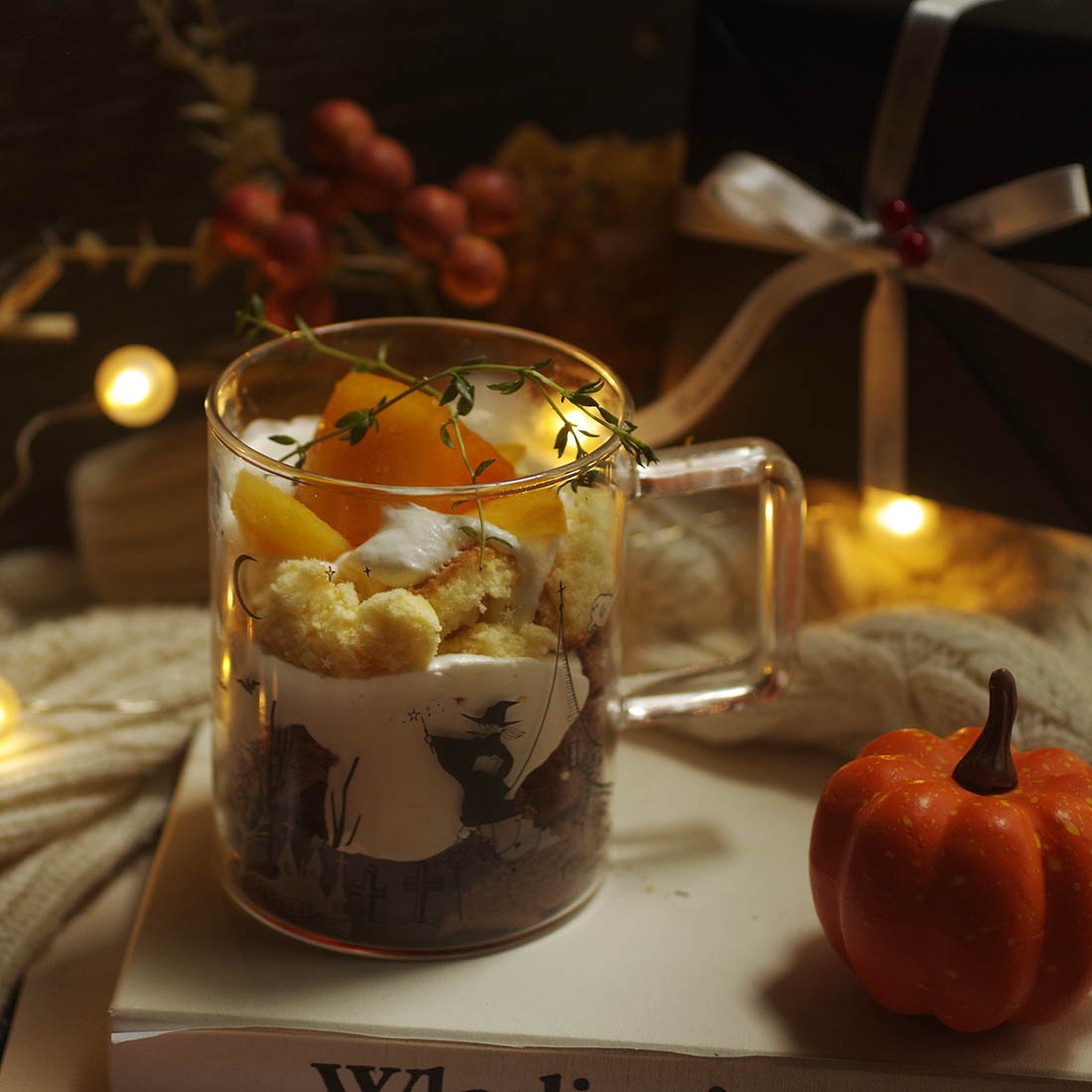 Tomiglass2's tweet photo. ハロウィンの耐熱マグに
パフェつくってみました🍦🎃
https://t.co/wHtu5VwoUm
#おしゃれな食器 #halloweendecor #tomiglass https://t.co/E1p05KccdV