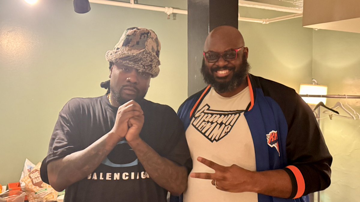 KahliefAdams's tweet photo. If you ever get to see @wale rock live I ABSOLUTELY recommend supporting the brother. Just amazingly talented! Was so dope to finally meet in person! Hyped for the rest of the tour! #EveryBlueMoon https://t.co/RbsaP2SALb