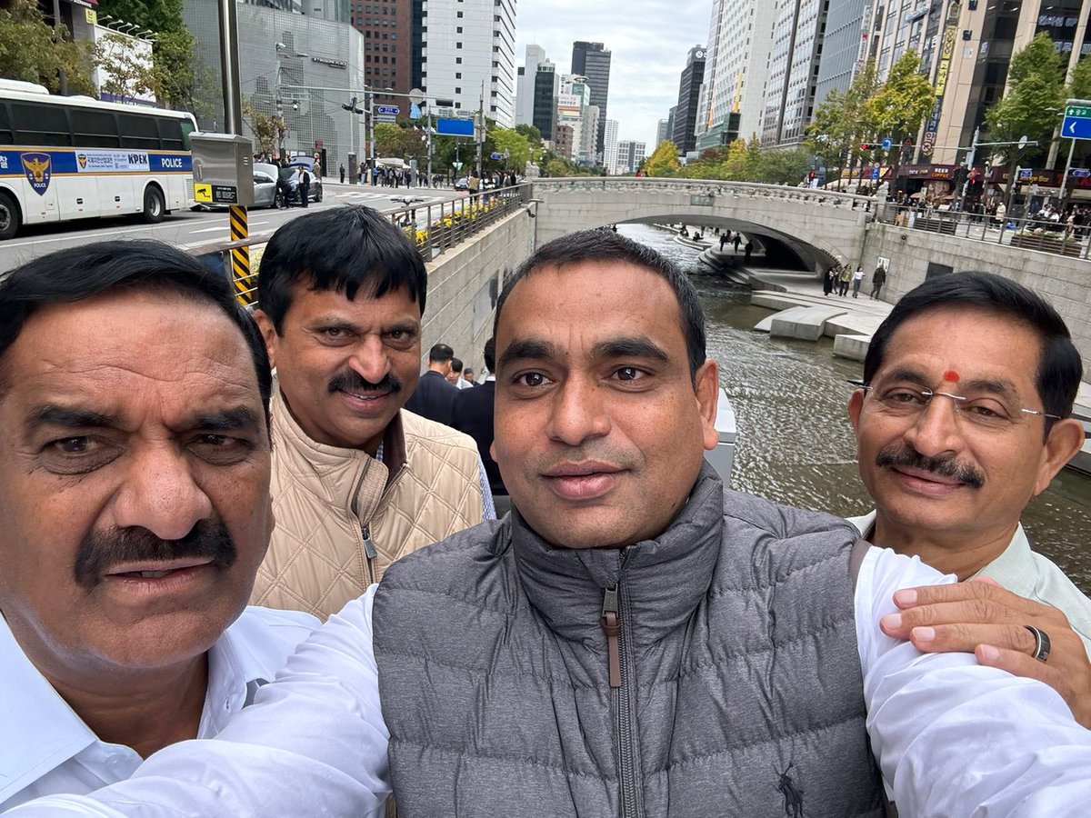 TeluguScribe's tweet photo. ఆదిలోనే హంసపాదు!
అట్టహాసంగా ప్రారంభమైన రేవంత్ సర్కారు పీఆర్ టూరుకు ఆదిలోనే హంసపాదు పడ్డది. ముందూ వెనుకా చూసుకోకుండా అక్కడికి వెళ్లినవాళ్లు అడ్డగోలు వీడియోలు, ఫొటొలు రిలీజ్ చేయడతో టూరు బండారం మొత్తం బట్టబయలైంది.
చిన్న పిల్ల కాలువలాగా ఉన్న Cheonggyecheon ను పరిశీలిస్తున్న కాంగ్రెస్ మంత్రుల వీడియోలు చూసి జనం ముక్కున వేలేసుకుంటున్నారు. "ఈ పిల్ల కాలువను చూడడానికి కొరియాకు ప్రజల సొమ్ముతో టూరు అవసరమా" అని నెటిజెన్లు ప్రశ్నిస్తున్నారు. ఆన్లైన్లో ఇప్పుడు ఈ ట్రిప్ ఫోటోలు, వీడియోలే పెద్ద ట్రోలింగ్ టాపిక్.
వీడియోలో మంత్రులు, నాయకులు యధాలాపంగా చుట్టూ ఉన్న రియల్ ఎస్టేట్ గురించి చేస్తున్న వ్యాఖ్యలతో వారి ఇంట్రెస్టు నీటి శుద్ధి మీద కాదు, రియల్ ఎస్టేట్ మీదనే అని కూడా కొందరు వ్యాఖ్యానిస్తున్నారు.
ఏకంగా సమాచార పౌరసంబంధాల శాఖా మంత్రి ఆధ్వర్యంలోనే జరుగుతున్న ఈ టూరు ప్రభుత్వానికి మంచి పేరు తేవడం అటుంచి తొలిరోజే ఇది పీఆర్ డిజాస్టర్ అయ్యింది అని నెటిజెన్స్ టాక్.