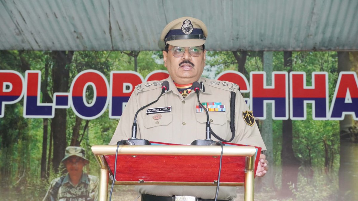 BSFChhattisgarh's tweet photo. Today, on the occasion of #PoliceCommemorationDay, Shri Ramesh Kumar, DIG(PSO), #BSF FTR HQ(CG), along with officers, SOs and jawans, paid homage to bravehearts  who lost their lives in the line of duty, honouring their role in maintaining the unity &amp; integrity of the nation. https://t.co/pSa6anfsaV