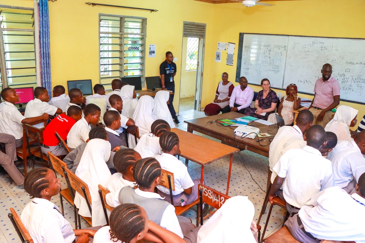 techkidzafrica's tweet photo. Inspiring visit to Mwingo & St. Charles Lwanga with @RaspberryPi_org MD! Saw amazing #RaspberryPi Pico projects by our #PwaniInnovationWeek hackathon participants. #Innovation #stem24 #EducationMatters
@swahilipothub @pwaniinnovation https://t.co/dKiq1kFe42