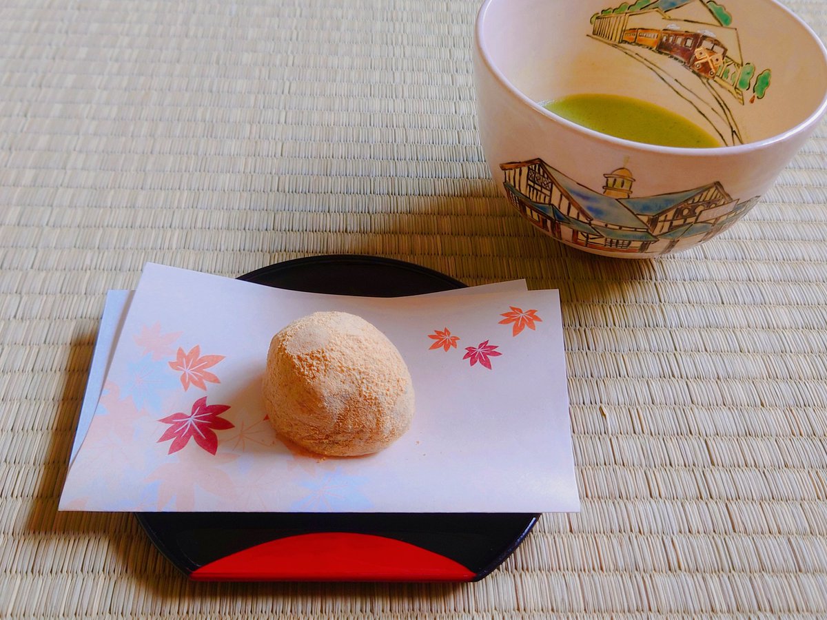 亥の子餅とお抹茶🍃

亥の子餅がもう出てた！美味しい😍伊勢抹茶を購入していたので開封しました✨️クリーミーな緑色できれい🩷

#木漏れ日のお茶会 #茶好連
#おうちカフェ #おうち抹茶