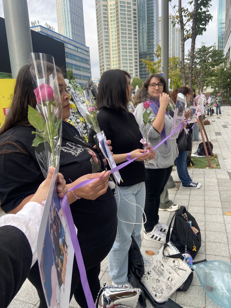 Lovly_mochitwin's tweet photo. The way ARMYs are showing their support by lining up in front of  HYBE!🥹

YOONGI IS LOVED &amp; NOTHING IS GOING TO CHANGE THAT 🥹💜

Thank you to all the Armys there🙏

BTS IS SEVEN
언제나 윤기와 함께
ALWAYS WITH YOONGI
#BesideSUGA
WE LOVE YOU YOONGI
https://t.co/GuZIT1txsD https://t.co/cH4uyZUxHH