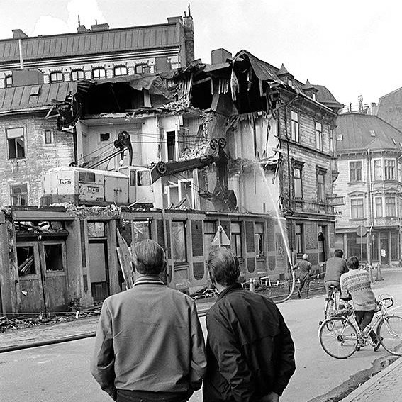 gatorochtorg's tweet photo. Foto 1: rivning på Landsvägsgatan 1982, Foto Stig Hammarstedt
Foto 2: samma vy 2024 https://t.co/xwmpoDFvIK