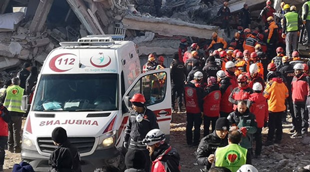 Afetlerde, depremde, selde, trafik kazasında, kalp krizinde, çatışmada, en tehlikeli olaylarda sağlık için en önde koşan PARAMEDİKlere artık fazla kadro verilmeli, atamaları yapılmalıdır. 2025 olmadan 10 bin #paramedik ataması yapılsın 🚑💨
#Paramedik10BinAtama