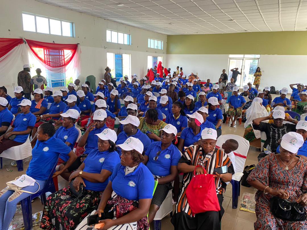 GodwinOffiono's tweet photo. Over the weekend, 200 women from my constituency learned modern techniques in Agriculture to boost productivity &amp; received ₦100,000 each to support their Farming businesses.

Agriculture is vital to our nation's economy &amp; farmers deserve all the support we can give. https://t.co/ABUJyzXL3W
