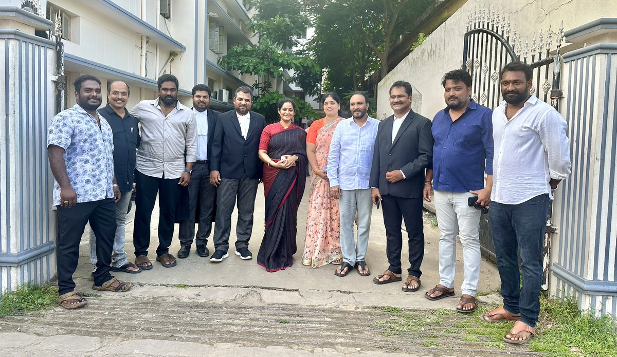 DrSandeepJSP's tweet photo. గత వైసీపీ ప్రభుత్వంలో @JanaSenaParty అధ్యక్షులు శ్రీ @PawanKalyan గారిని ద్వారంపూడి చంద్రశేఖర్ రెడ్డి అకారణంగా నీచ పదాలతో దుషించడాన్ని వ్యతిరేకిస్తూ శాంతియుతంగా నిరసన తెలుపుతున్న మా పై ద్వారంపూడి అనుచరులు దాడి చేసి ఆపై మాపైనే అక్రమంగా పెట్టిన 6 కేసుల్లో ఈరోజు 2 కేసులు పై కాకినాడ జిల్లా కోర్టు సంపూర్ణ విచారణ అనంతరం మమల్ని నిర్దోషులుగా ప్రకటిస్తూ తీర్పు వెల్లడించి కేసు కొట్టేశారు. 

సత్యమేవ జయతే