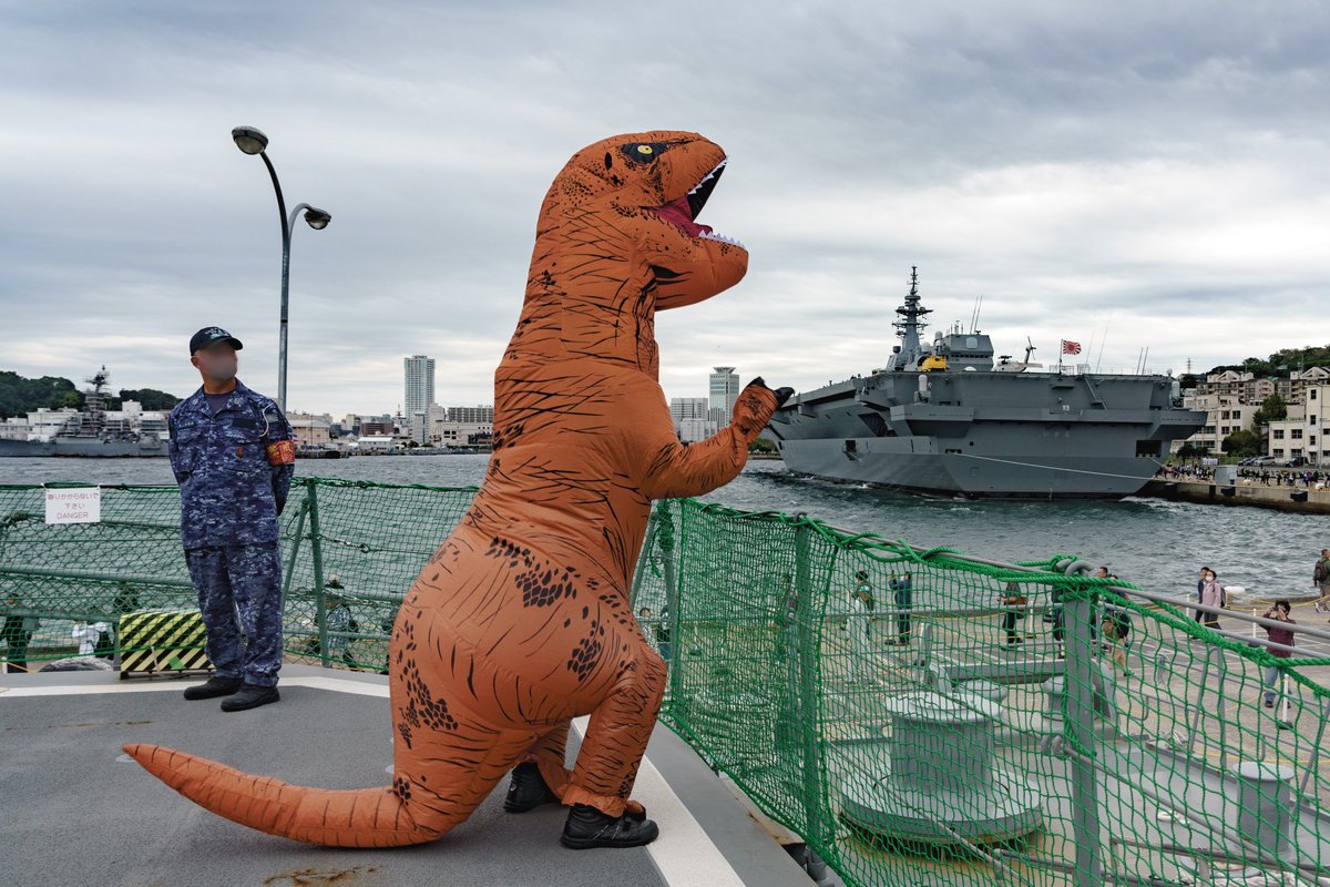 weiqi_xiulang's tweet photo. 「いずも」に襲いかかるたかなみザウルス
#海上自衛隊 #オータムフェスタ2024 #DD110 #たかなみ https://t.co/n8U48C69Hr