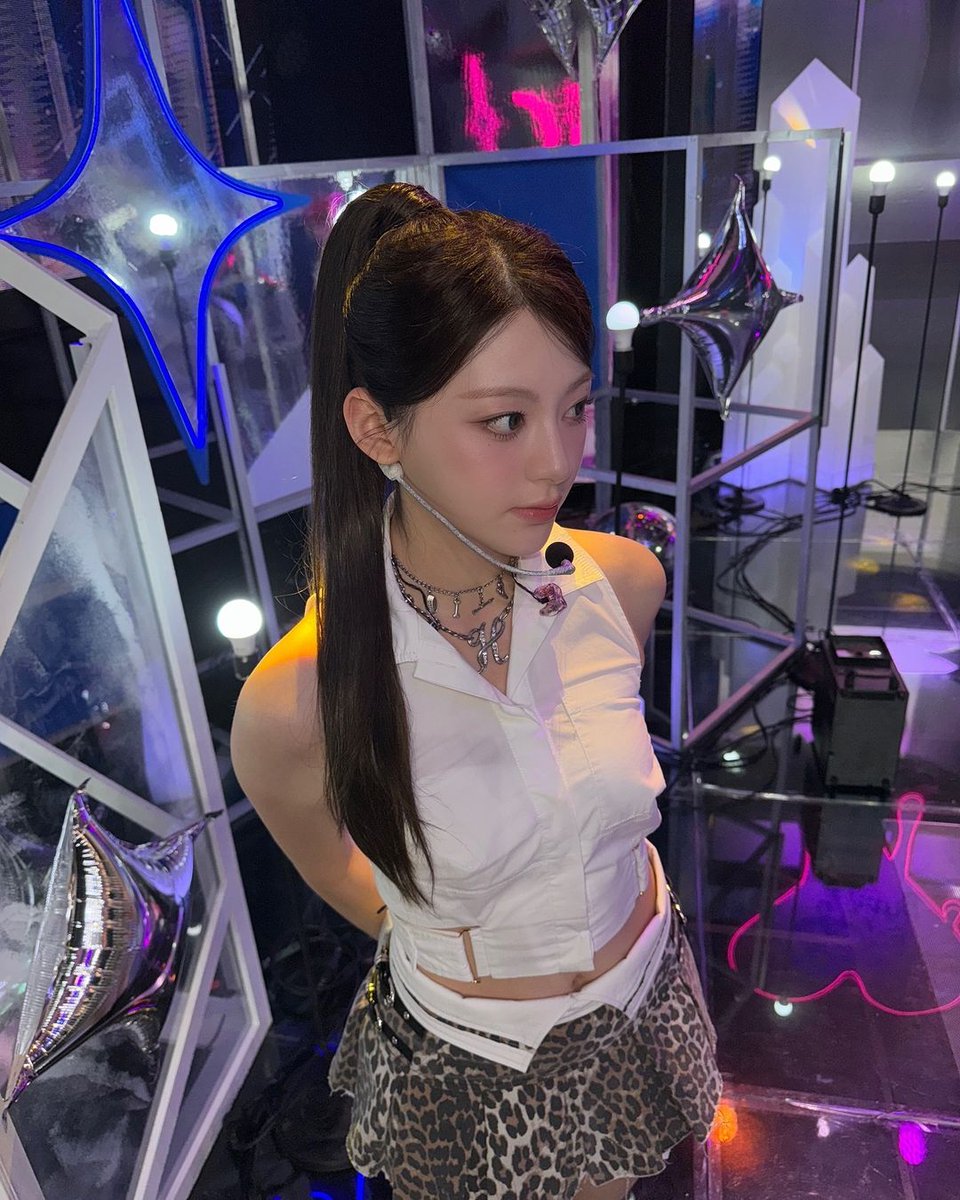 elenatuiide's tweet photo. radiating confidence with a bold yet elegant style, this stage presence captivates effortlessly. from the sleek high ponytail to the striking leopard-print skirt, the look commands full attention. grace and strength combine to create undeniable charm—fearless, stylish, and bold. https://t.co/6hLd9mK1t5