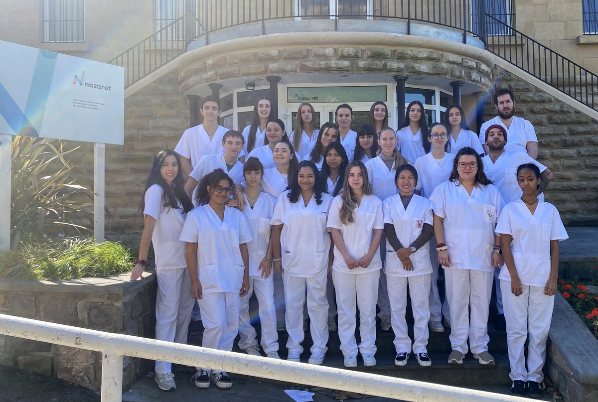 Irribarrez eta jarrera positiboarekin etortzen dira egunero ikasgelara TCAEko gure ikasleak. Horrela gustua ematen du!
Con una sonrisa y actitud positiva acude diariamente a clase nuestro alumnado de #TCAE. ¡Así da gusto! #Lanbideheziketa #formacionprofesional @hetelfp #abantean