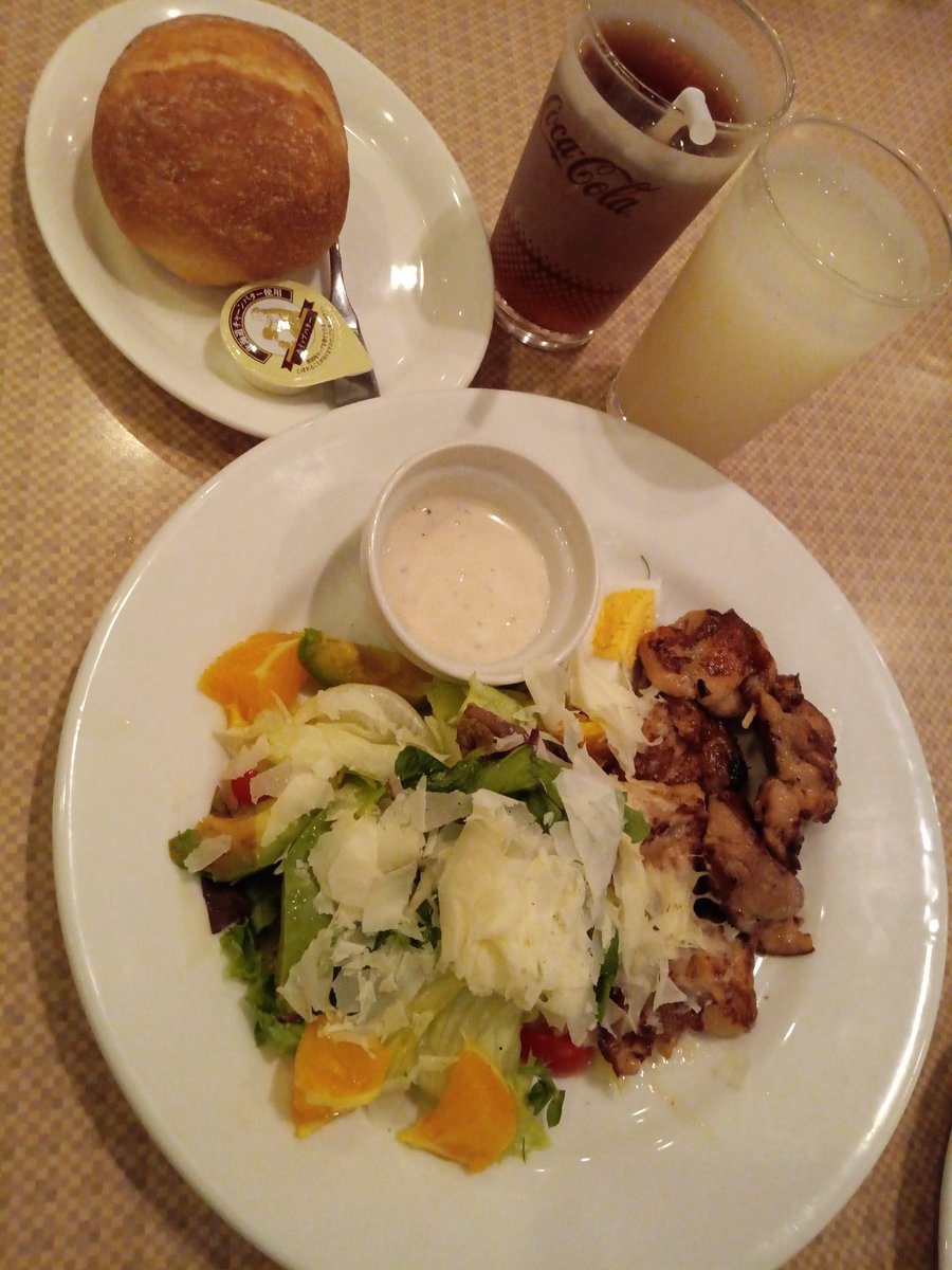RayloveR50732's tweet image. ひっさしぶり～のDenny's💛❤️

チキンシーザーサラダと
石窯ブールにドリンクバー🥤☕🍵頂きます😋🙏

#Denny's
#チキンシーザーサラダ
#石窯ブール