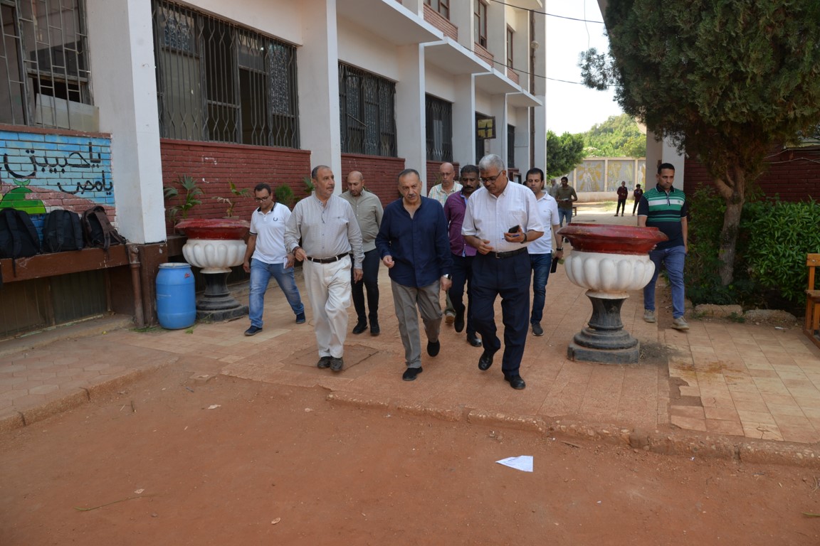 assiutgovernor1's tweet photo. محافظ أسيوط يتفقد مدرستي الجامعة الثانوية بنات والجامعة الإعدادية المشتركة لمتابعة انتظام العملية التعليمية https://t.co/Hji3iblFjf
