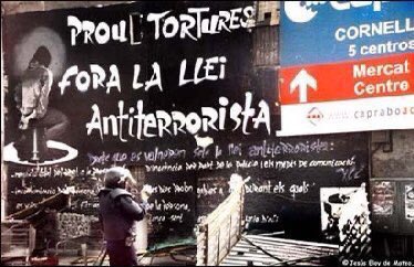 #taldiacomavui de 2004 centenars d’antiavalots de la Policia Nacional desallotjaven l’històric Centre Social Okupat ‘El Pati Blau’ a Cornellà de Llobregat

Durant tot el matí es van produïr durs enfrontaments entre policia i desenes de persones disposades a resistir i defensar-lo