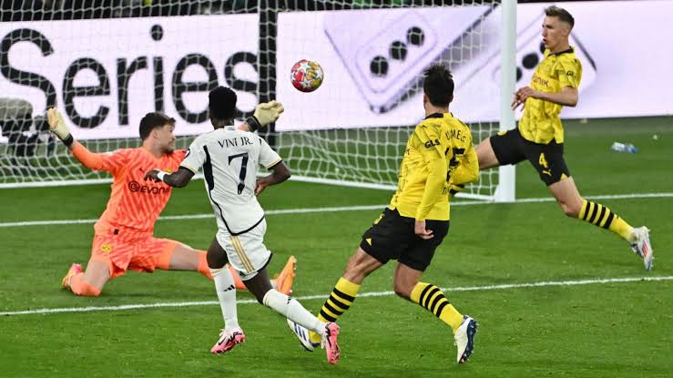 SpiritOfRM's tweet photo. Vini last time Vs Dortmund 🕺🕺

Dancing......

#RealMadrid #SpiritofRM 
#Vini #Viniciusjr #Dortmund #UCL #Goal https://t.co/KhLPknGva7