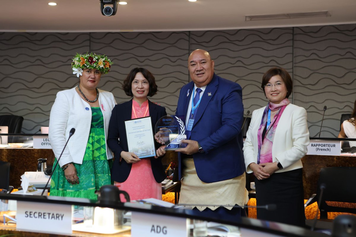 WHOWPRO's tweet image. Congratulations to #VietNam for eliminating trachoma as a public health problem! 👏

On behalf of WHO, @RD_WPRO presents a plaque and certificate in recognition of the achievement to 🇻🇳 #RCM75 country delegates led by Vice Minister of Health Assoc Prof Dr Nguyen Thi Lien Huong.