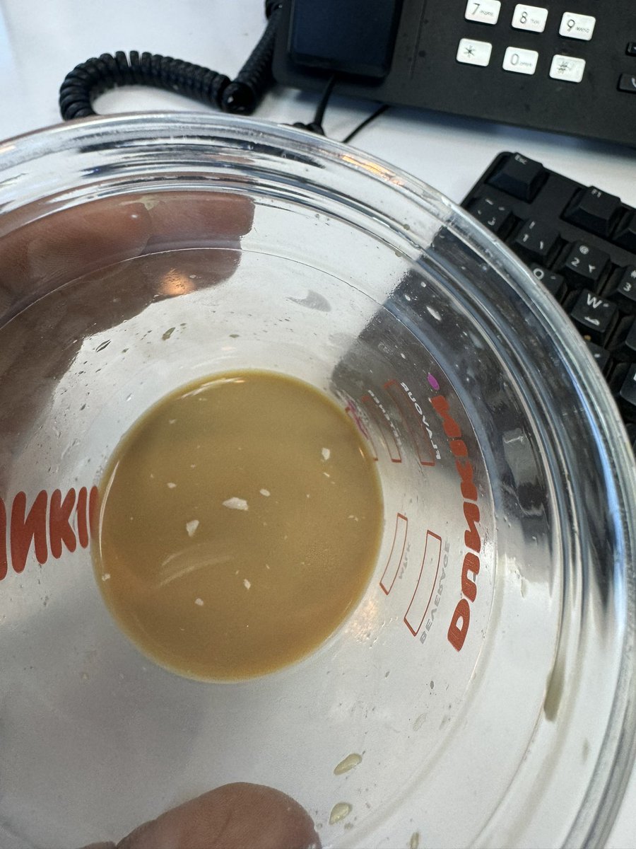 lwash18433's tweet photo. @DunkinDonutsKSA 
😩😩😩 لا دانكن احب قهوتك امريكانو وعميله يوميا اخذ اليوم غيرت الطلب وطلع الحليب مكتل شكله الحليب بالثلاجة من فتره .. اتمنى تحرصو على موظفينكم على ذا الشي https://t.co/gZB4HmfiWP
