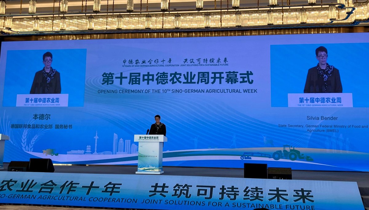 BMLEH_Bund's tweet photo. Start der 10. 🇩🇪-🇨🇳 Agrarwoche in Yangcheng. In ihrer Eröffnungsrede bedankt sich @bender_silvia für die engen Beziehungen unserer Länder im Agrarbereich. Insbesondere das Deutsch-Chinesische Agrarzentrum #DCZ ist eine Erfolgsgeschichte, von der beide Seiten profitieren. https://t.co/sdCxnJlYQZ