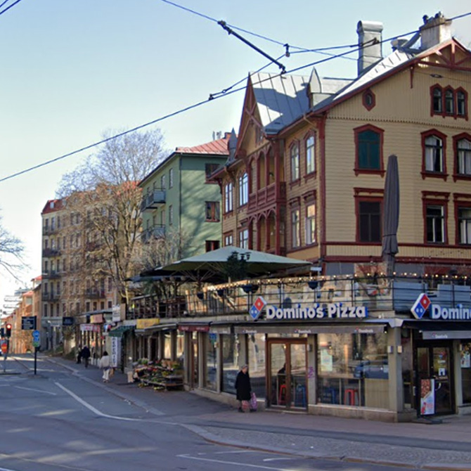 gatorochtorg's tweet photo. Linnégatan-Landsvägsgatan med Villa Ideborg
Foto 1: sent 70-tal
Foto 2: 2023 https://t.co/Vy9vI5Hxzi