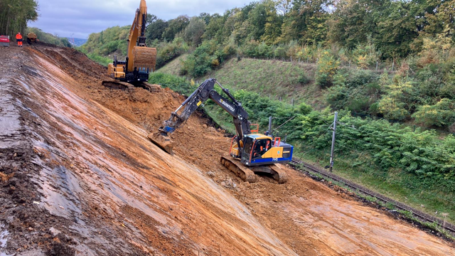 LIGNEP_SNCF's tweet photo. 📢Depuis le 9 octobre, les équipes de @SNCFReseau sont pleinement mobilisées pour effectuer les opérations de consolidations du talus qui s'est effondré à Trilport. 
La reprise normale des circulations est envisagée le lundi 28 octobre. https://t.co/oqbmKV1NRr