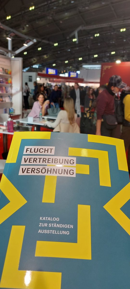 flverver's tweet photo. Neuer Katalog pünktlich zur Frankfurter Buchmesse erschienen. Hier geht's zur Leseprobe: https://t.co/z5VzSUcnCZ.

Für 25 € erhältlich direkt im DokZ immer von Di-Fr, 10 bis 18 Uhr (nur Kartenzahlung) oder direkt beim Sandstein Verlag. https://t.co/atPXeOuKee