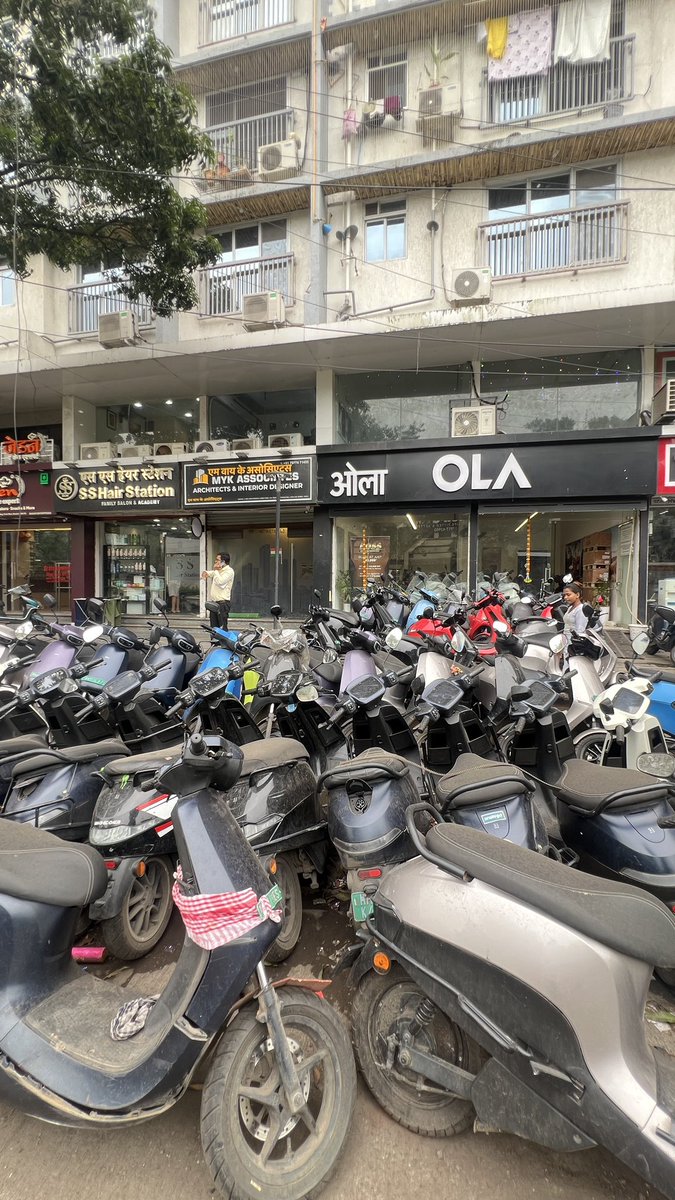 manavkumarrao's tweet photo. Next day I went to the Kurla station – scooters lined up on the footpath, over 200+ at a center meant for 20. Had to beg them just to check my scooter! Tired of explaining to 10 different execs from Ola Electric’s social media team. @OlaElectric @bhash  #olaelectric https://t.co/0khla5GgzY