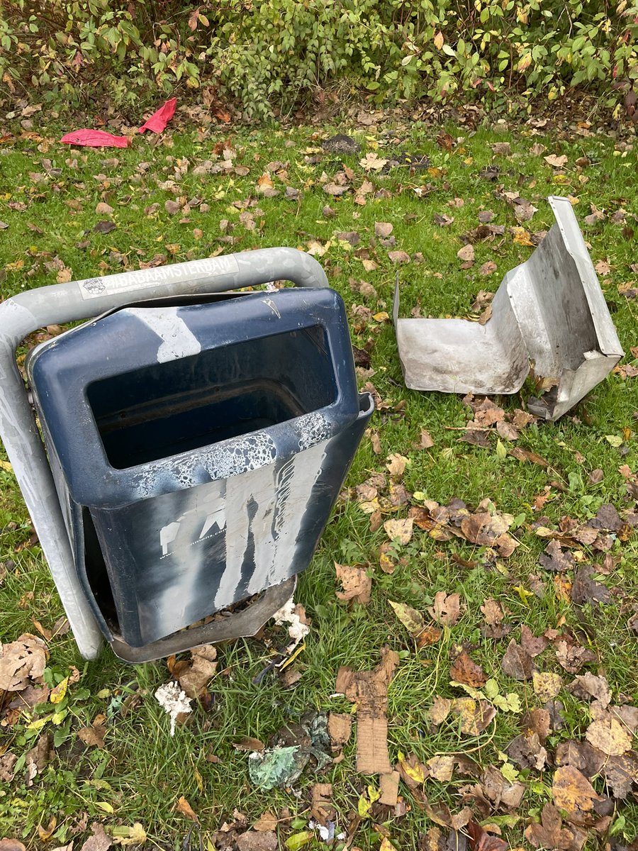Leuk hoor. Afvalbakken opblazen. Pfffff waarom? #aalsmeer Hornmeerpark