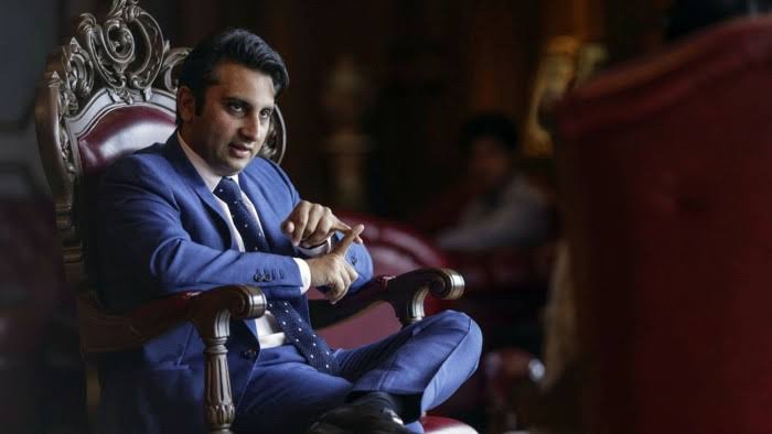 shalaa_finance's tweet photo. 🚨In A,SURPRISING MOVE #AdarPoonawalla’s Serene Productions will acquire a 50 percent stake in #KaranJohar’s #DharmaProductions and #Dharmatic Entertainment for Rs 1,000 crore.
Earlier #KaranJohar was actively pursuing the deal with #MukeshAmbani Led #JioCinema .
#dharmaprodn https://t.co/mhdscAenN6
