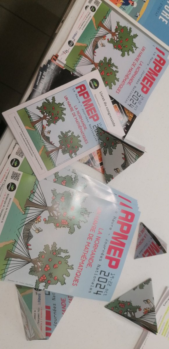 RieuMaths's tweet photo. Atelier Tétraèdre régulier à l'accueil #jnapmep https://t.co/H1bn2oplGY