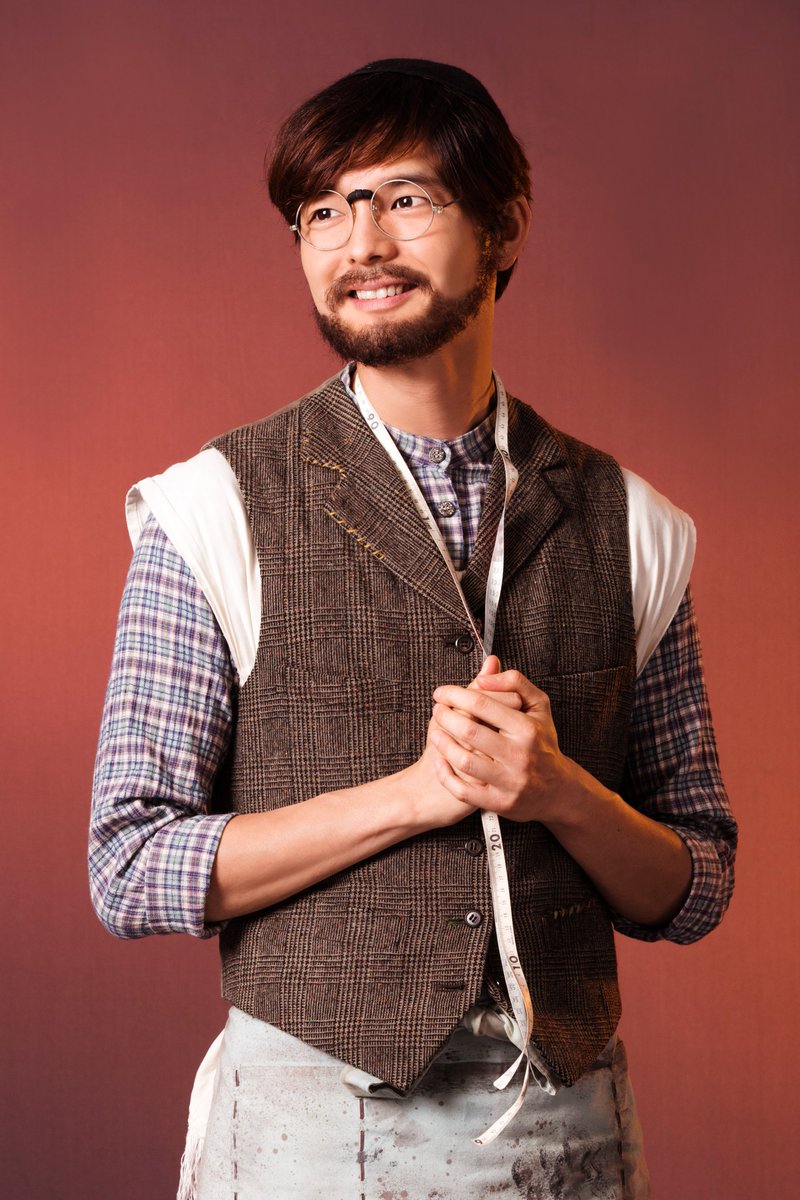 toho_stage's tweet photo. 明治座2025年3月公演 ミュージカル 
🎻『屋根の上のヴァイオリン弾き』

登場人物紹介⑥モーテル：上口耕平

村一番の貧乏仕立屋。純真な心で
ツァイテルを心底愛しているが、
気が弱く、なかなかテヴィエに
ツァイテルとの仲を言い出せない。

📝コメント
https://t.co/bt6Dk1QB7W https://t.co/ZazEL6dd0d