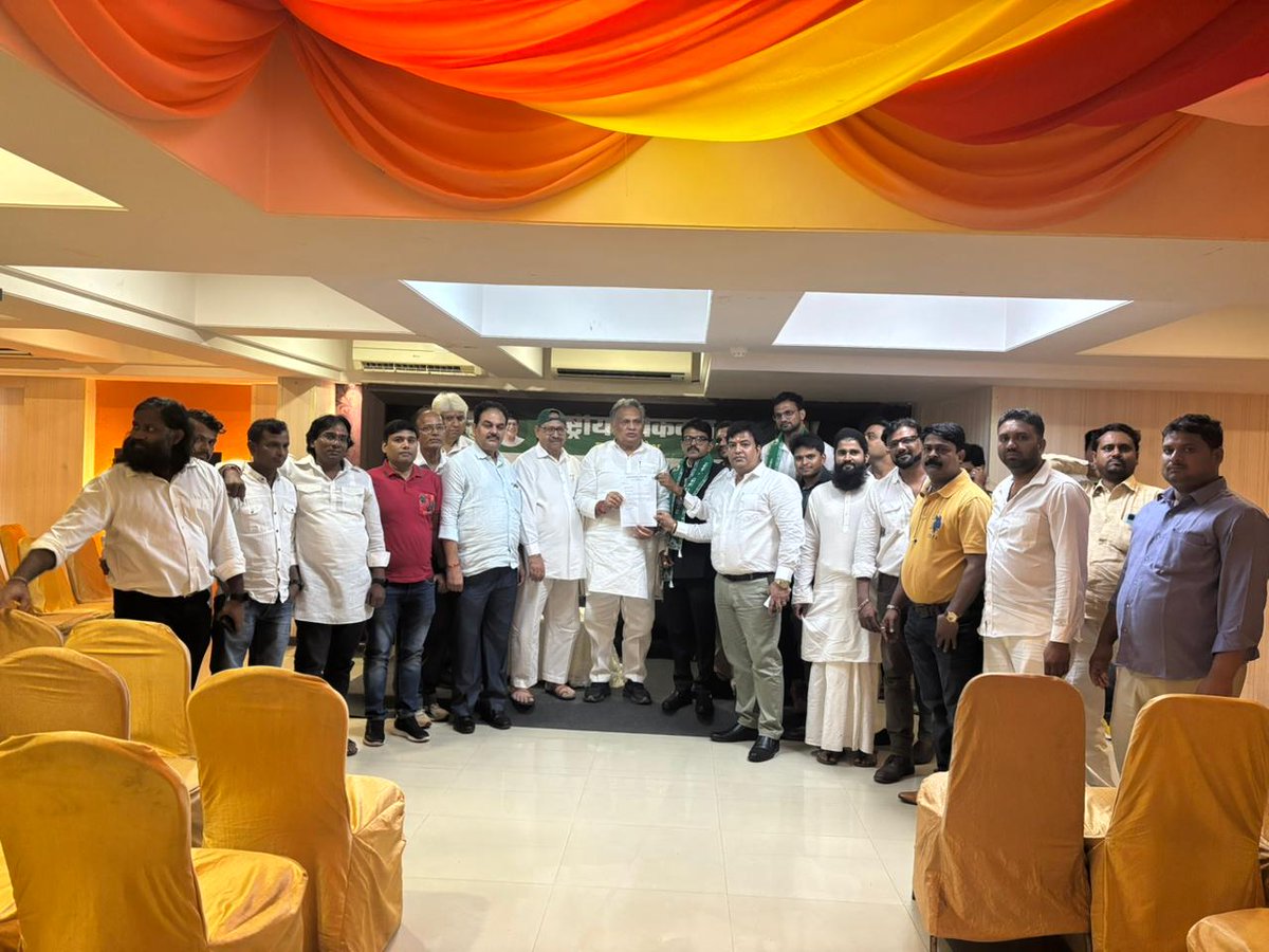 TeamRLD1's tweet photo. महाराष्ट्र के शाकीनाका में आयोजित राष्ट्रीय लोकदल (रालोद) के कार्यकर्ता सम्मेलन में मुख्य अतिथि संगठन महासचिव श्री त्रिलोक त्यागी जी के नेतृत्व में एनसीपी (अजीत पवार गुट) से डॉ. वेद तिवारी जी ने सैकड़ों साथियों के साथ रालोद की सदस्यता ग्रहण की।
इसके साथ ही, डॉ. वेद तिवारी जी को महाराष्ट्र प्रदेश अध्यक्ष का कार्यभार सौंपा गया।