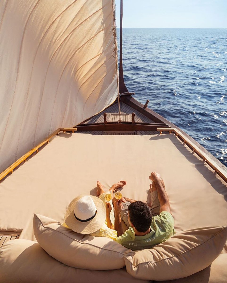 Admire the breathtaking views and create everlasting memories with your special someone in the #Maldives #VisitMaldives ❤️✨
📷: @milaidhoo