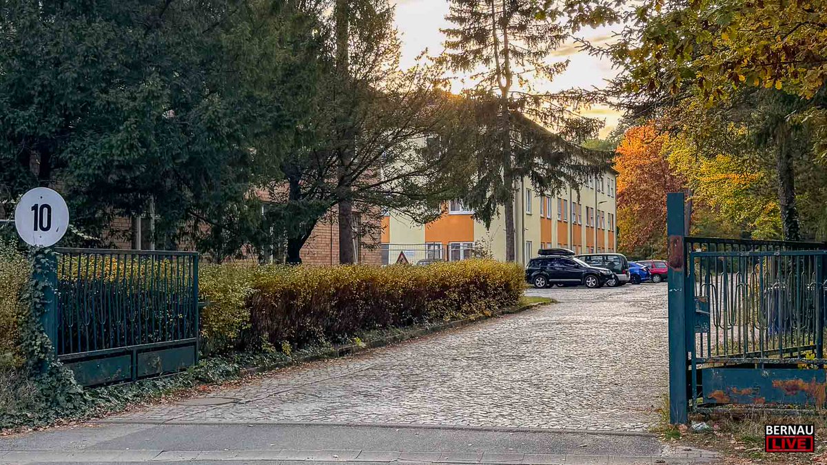 BernauLIVE's tweet photo. Mutmaßlicher IS Unterstützer in Bernau festgenommen
Mehr dazu bei Bernau LIVE
#Bernau #BernaubeiBerlin #BernauLIVE #Festnahme #Polizei #Waldfrieden
https://t.co/RQ4pSRlb4s https://t.co/n4VLaIXZcX