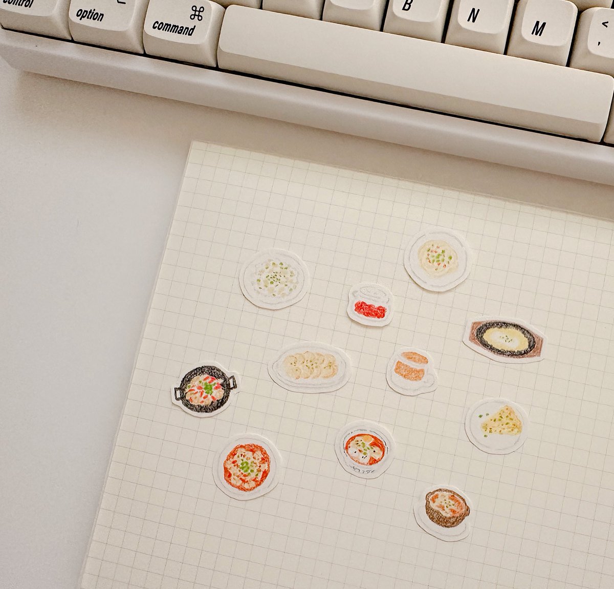 레시피들을 모아놓은 완전 조그만 레시피북을 만들었다,, 음식그림은 필사노트에 붙잉 책표지 그리듯 색연필로 그려서 붙여줌